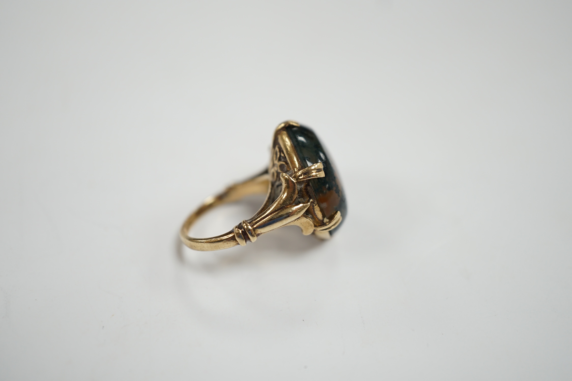 A modern 9ct gold and circular moss agate set dress ring, size H, gross weight 9.5 grams.